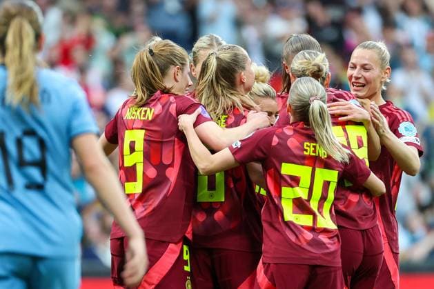 UEFA Womens Nations League Germany Netherlands on 30 05 2025 at Weserstadion in Bremen Cheers, goal celebration, goal scorer, goal scorer Linda Dallmann Germany 16 celebrates with the team after scoring to make it 1 - 0 MH
