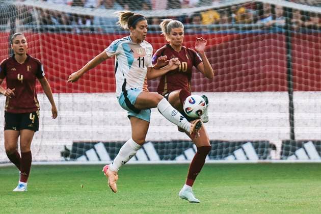Womens Nations League Belgium Spain Lions, The King Power At Den Dreef Stadium on 30 05 2025 Alexia Putellas Spain, 11 in duel with Justine Vanhaevermaet Belgium, 10 Womens Nations League Belgium Spain Lions, The King Power At Den Dreef Stadium on 30 05 2025 Copyright: xBEAUTIFULxSPORTS Freisenx