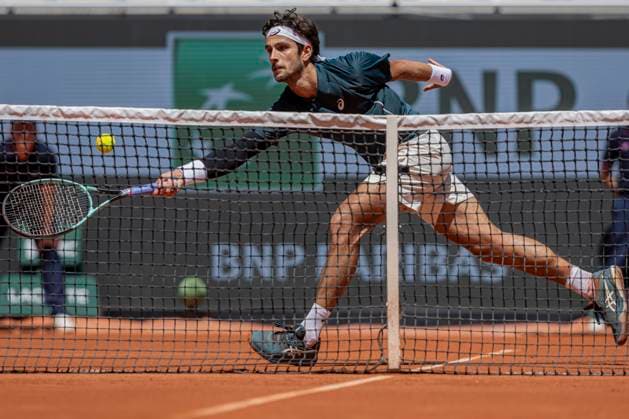 2025 French Open - Day Six Lorenzo Musetti returns the ball against Mariano Navone at the Roland Garros Grand Slam Tournament in Paris, France, on May 30, 2025. Paris France  Copyright: xRobertxSzaniszlox originalFilename:szaniszlo-notitle250530_npwYb.jpg