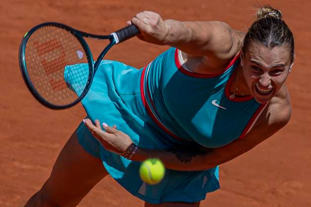2025 French Open - Day Six Aryna Sabalenka serves against Olga Danilovic at the Roland Garros Grand Slam Tournament in Paris, France, on May 30, 2025. Paris France  Copyright: xRobertxSzaniszlox originalFilename:szaniszlo-notitle250530_npYtR.jpg