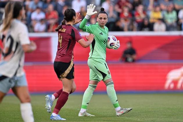250530 BELGIUM VS SPAIN goalkeeper Nicky Evrard (1) of Belgium pictured during a game between the national teams of Belgium, called the Red Flames and Spain on the 5th matchday in group A3 of the 2024-25 Women s Nations League competition, on Friday 30 May 2025 in Leuven , Belgium . PHOTO SPORTPIX David Catry Leuven Den Dreef Belgium  Copyright: xSportpix.bex xDavidxCatryxDavidxCatryx