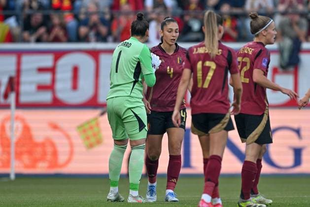 250530 BELGIUM VS SPAIN goalkeeper Nicky Evrard (1) of Belgium and Amber Tysiak (4) of Belgium pictured during a game between the national teams of Belgium, called the Red Flames and Spain on the 5th matchday in group A3 of the 2024-25 Women s Nations League competition, on Friday 30 May 2025 in Leuven , Belgium . PHOTO SPORTPIX David Catry Leuven Den Dreef Belgium  Copyright: xSportpix.bex xDavidxCatryxDavidxCatryx