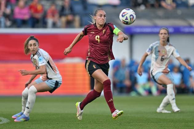 250530 BELGIUM VS SPAIN Olga (7) of Spain pictured defending on Tessa Wullaert (9) of Belgium during a game between the national teams of Belgium, called the Red Flames and Spain on the 5th matchday in group A3 of the 2024-25 Women s Nations League competition, on Friday 30 May 2025 in Leuven , Belgium . PHOTO SPORTPIX David Catry Leuven Den Dreef Belgium  Copyright: xSportpix.bex xDavidxCatryxDavidxCatryx