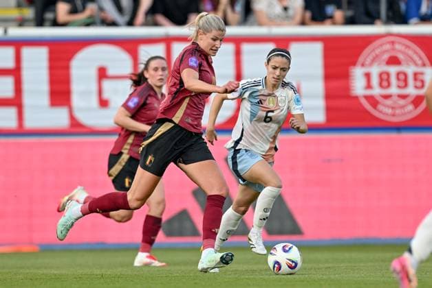 250530 BELGIUM VS SPAIN Justine Vanhaevermaet (10) of Belgium with Aitana Bonmati (6) of Spain pictured during a game between the national teams of Belgium, called the Red Flames and Spain on the 5th matchday in group A3 of the 2024-25 Women s Nations League competition, on Friday 30 May 2025 in Leuven , Belgium . PHOTO SPORTPIX David Catry Leuven Den Dreef Belgium  Copyright: xSportpix.bex xDavidxCatryxDavidxCatryx