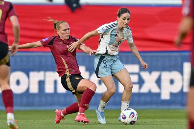 250530 BELGIUM VS SPAIN Janice Cayman (11) of Belgium pictured fighting for the ball with Esther Gonzalez (9) of Spain during a game between the national teams of Belgium, called the Red Flames and Spain on the 5th matchday in group A3 of the 2024-25 Women s Nations League competition, on Friday 30 May 2025 in Leuven , Belgium . PHOTO SPORTPIX David Catry Leuven Den Dreef Belgium  Copyright: xSportpix.bex xDavidxCatryxDavidxCatryx