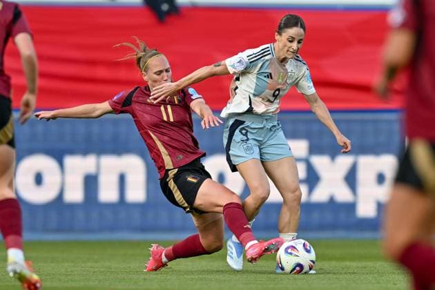 250530 BELGIUM VS SPAIN Janice Cayman (11) of Belgium pictured fighting for the ball with Esther Gonzalez (9) of Spain during a game between the national teams of Belgium, called the Red Flames and Spain on the 5th matchday in group A3 of the 2024-25 Women s Nations League competition, on Friday 30 May 2025 in Leuven , Belgium . PHOTO SPORTPIX David Catry Leuven Den Dreef Belgium  Copyright: xSportpix.bex xDavidxCatryxDavidxCatryx