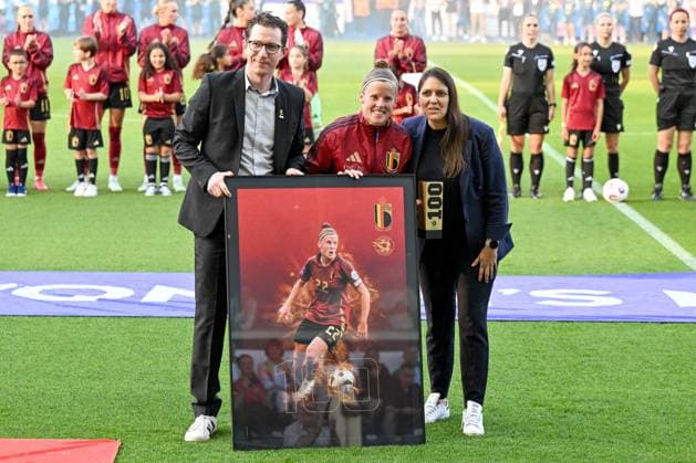 250530 BELGIUM VS SPAIN Laura Deloose (22) of Belgium pictured honoured by Katrien Jans for her 100 caps during a game between the national teams of Belgium, called the Red Flames and Spain on the 5th matchday in group A3 of the 2024-25 Women s Nations League competition, on Friday 30 May 2025 in Leuven , Belgium . PHOTO SPORTPIX Sevil Oktem Leuven Den Dreef Belgium  Copyright: xSportpix.bex xDavidxCatryxDavidxCatryx