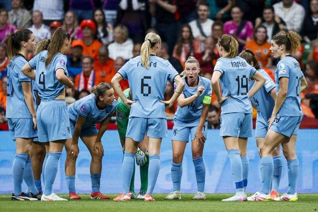 BREMEN - Jackie Groenen of Holland talks to her team after the 2-0 during a Nations League match between Germany and the Netherlands on May 30, 2025 in Bremen, Germany. ANP VINCENT JANNINK xVIxANPxSportx xxANPxIVx 529020962 originalFilename: 529020962.jpg