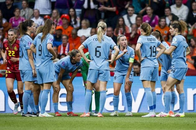 BREMEN - Jackie Groenen of Holland talks to her team after the 2-0 during a Nations League match between Germany and the Netherlands on May 30, 2025 in Bremen, Germany. ANP VINCENT JANNINK xVIxANPxSportx xxANPxIVx 529020978 originalFilename: 529020978.jpg