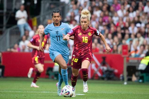 GER, Bremen, Soccer, Womens Soccer, UEFA Womens Nations League, Matchday 5, Germany vs Netherlands pictured from l Linda Dallmann GER 16 , with ball, single 30 05 2025, Weserstadion Bremen UEFA REGULATIONS PROHIBIT ANY USE OF PHOTOGRAPHS AS IMAGE SEQUENCES AND OR QUASI VIDEO, Copyright: HMBxMedia PaulxFritz