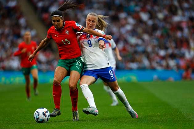 England V Portugal, Wembley UK - 30 May 2025 Carole Costa of Portugal feels pressure from Aggie Beever-Jones of England during the UEFA Women™s Nations League Match between England and Portugal at Wembley on 30 May 2025 in London, England (Photo by Steve Taylor PPAUK) London Wembley London England Copyright: xStevexTaylor PPAUKx PPA-192098