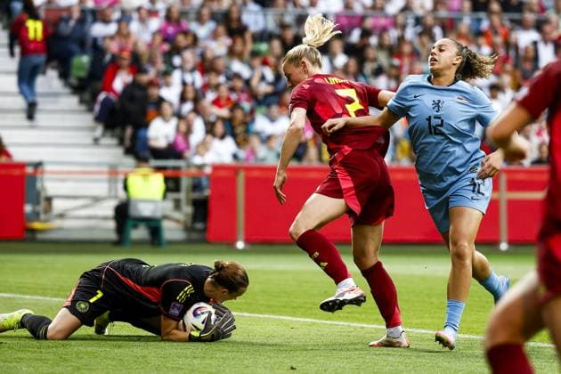 BREMEN - (l-r) Germany goalkeeper Ann-Katrin Berger, Sarai Linder of Germany, Chasity Grant of Holland during a Nations League match between Germany and the Netherlands on May 30, 2025 in Bremen, Germany. ANP VINCENT JANNINK xVIxANPxSportx xxANPxIVx 529021377 originalFilename: 529021377.jpg