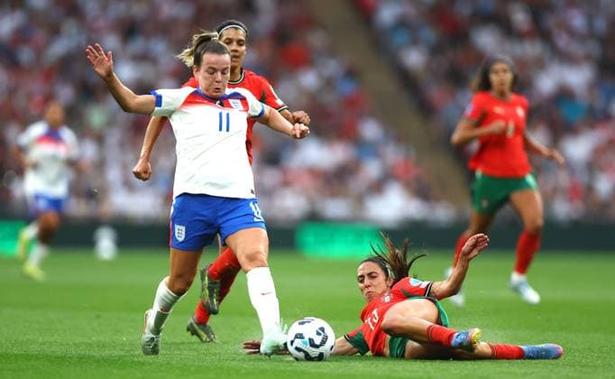 Lauren Hemp of England Women goes past Ana Dias of Portugal Women England Women v Portugal Women, UEFA Women s Nations League - League A - Group 3, Football, Wembley Stadium, London, UK - 30 May 2025 EDITORIAL USE ONLY No use with unauthorised audio, video, data, fixture lists, club league logos or live services. Online in-match use limited to 120 images, no video emulation. No use in betting, games or single club league player publications. Copyright: xKieranxMcManus Shutterstockx 15330900ab