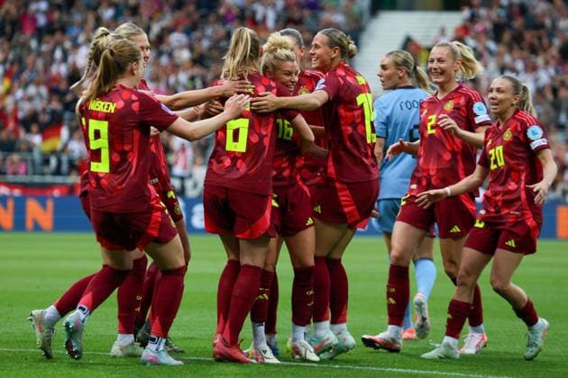Bremen, Germany 30 May 2025 UEFA Nations League Women 2025 Germany vs Netherlands In the picture goal scorer Linda Dallmann Germany , center in the picture, scores the goal to 1 0 for Germany and cheers with her teammates Weser Stadion Niedersachen Copyright: xFotostandx xFantinix