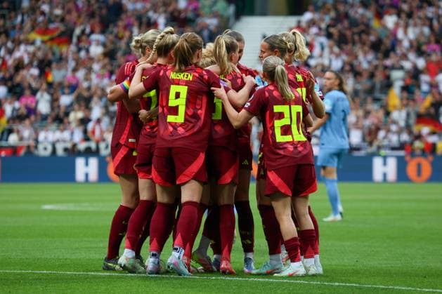 Bremen, Germany 30 May 2025 UEFA Nations League Women 2025 Germany vs Netherlands In the picture scorer Linda Dallmann Germany , hidden in the picture, scores the goal to make it 1 0 for Germany and cheers with her teammates Weser Stadion Niedersachen Copyright: xFotostandx xFantinix