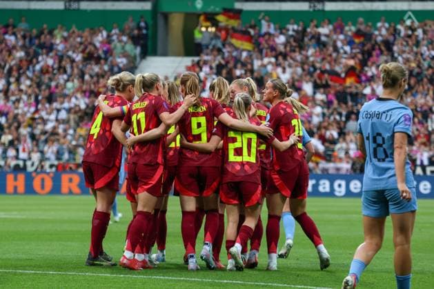 Bremen, Germany 30 May 2025 UEFA Nations League Women 2025 Germany vs Netherlands In the picture scorer Linda Dallmann Germany , hidden in the picture, scores the goal to make it 1 0 for Germany and cheers with her teammates Weser Stadion Niedersachen Copyright: xFotostandx xFantinix