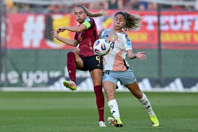 250530 BELGIUM VS SPAIN Tessa Wullaert (9) of Belgium pictured fighting for the ball with Laia Aleixandri (14) of Spain during a game between the national teams of Belgium, called the Red Flames and Spain on the 5th matchday in group A3 of the 2024-25 Women s Nations League competition, on Friday 30 May 2025 in Leuven , Belgium . PHOTO SPORTPIX David Catry Leuven Den Dreef Belgium  Copyright: xSportpix.bex xDavidxCatryxDavidxCatryx