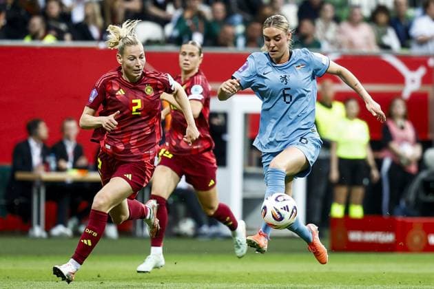 BREMEN - Sarai Linder of Germany in action against Jill Roord of Holland during a Nations League match between Germany and the Netherlands on May 30, 2025 in Bremen, Germany. ANP VINCENT JANNINK xVIxANPxSportx xxANPxIVx 529022063 originalFilename: 529022063.jpg