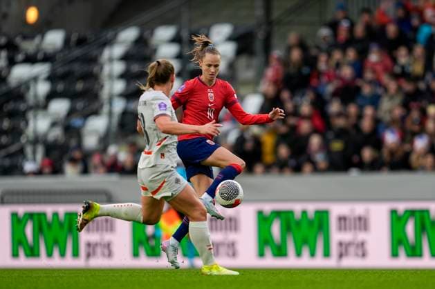 UEFA Womens Nations League 2025 Norway Iceland Trondheim 20250530 Norways Caroline Graham Hansen and Icelands Gudrun Arnardottir during the Womens Nations League match between Norway and Iceland at Lerkendal Stadium Photo Ole Martin Wold NTB Trondheim Norway EDITORIAL USE ONLY RESTRICTED USE FOR BETTING COMPANIES  Copyright: xOlexMartinxWoldx xNTBx