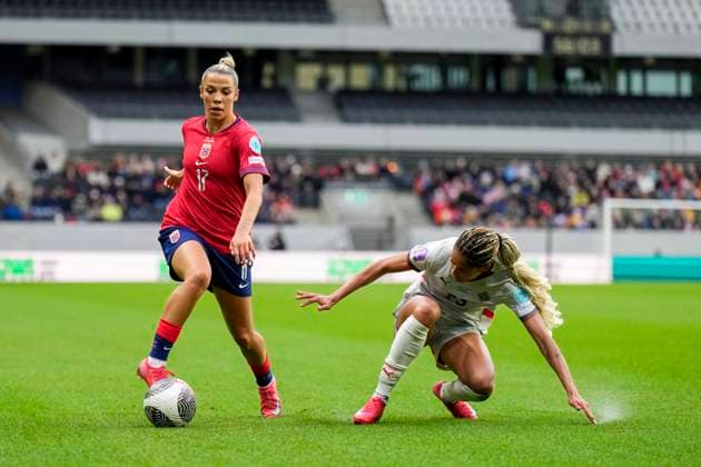 UEFA Womens Nations League 2025 Norway Iceland Trondheim 20250530 Norways Celin Bizet Ildhusoy and Icelands Sveindis Jonsdottir during the Womens Nations League match between Norway and Iceland at Lerkendal Stadium Photo Ole Martin Wold NTB Trondheim Norway EDITORIAL USE ONLY RESTRICTED USE FOR BETTING COMPANIES  Copyright: xOlexMartinxWoldx xNTBx