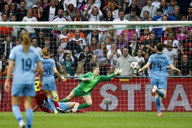 BREMEN - Sarai Linder of Germany scores the 3-0 during a Nations League match between Germany and the Netherlands on May 30, 2025 in Bremen, Germany. ANP VINCENT JANNINK xVIxANPxSportx xxANPxIVx 529022250 originalFilename: 529022250.jpg