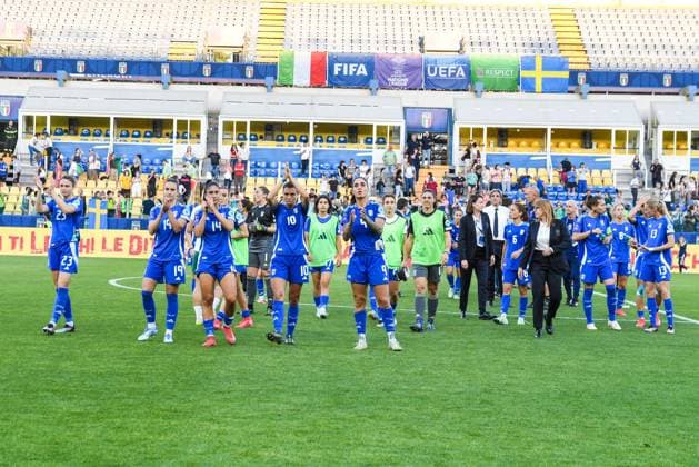 Greetings to the Azzurre fans after UEFA Women s National League League A match between Italy and Sweden. Friday, May 30, 2025 at stadium Ennio Tardini in Parma.  Copyright: xAndreaxAmato IPAxSportx xipa-agency.netx xx IPA_58427915 IPA_Agency_IPA58427915