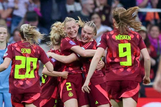 Sarai Linder Germany celebrates her goal with teammates, UEFA Women s Nations League 2024 25 Grp A1 MD5, Germany and Netherlands, Weserstadion on 30 May 2025 in Bremen, Germany Photo by Marco Steinbrenner DeFodi Images Sarai Linder Germany celebrates her goal with teammates, UEFA Women s Nations League 2024 25 Grp A1 MD5, Germany and Netherlands, Weserstadion, May 30, 2025 in Bremen, Germany Photo by Marco Steinbrenner DeFodi Images