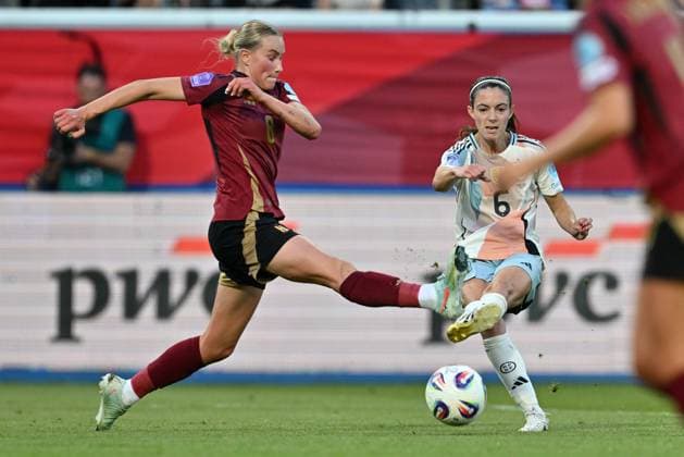 250530 BELGIUM VS SPAIN Feli Delacauw (8) of Belgium pictured defending on Aitana Bonmati (6) of Spain during a game between the national teams of Belgium, called the Red Flames and Spain on the 5th matchday in group A3 of the 2024-25 Women s Nations League competition, on Friday 30 May 2025 in Leuven , Belgium . PHOTO SPORTPIX David Catry Leuven Den Dreef Belgium  Copyright: xSportpix.bex xDavidxCatryxDavidxCatryx
