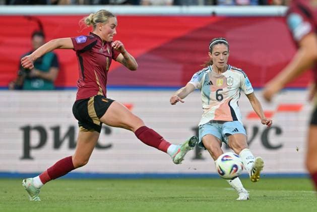 250530 BELGIUM VS SPAIN Feli Delacauw (8) of Belgium pictured defending on Aitana Bonmati (6) of Spain during a game between the national teams of Belgium, called the Red Flames and Spain on the 5th matchday in group A3 of the 2024-25 Women s Nations League competition, on Friday 30 May 2025 in Leuven , Belgium . PHOTO SPORTPIX David Catry Leuven Den Dreef Belgium  Copyright: xSportpix.bex xDavidxCatryxDavidxCatryx