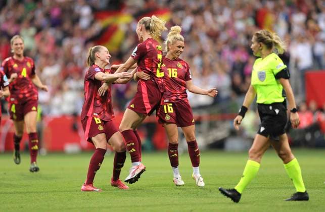 Photo exuberant joy and goal celebration after the 3 0 goal for Germany by Sarai Linder , here she celebrates with Linda Dallmann 16 and Janina Minge 6 Football international, Womens international match in Bremen UEFA Womens Nations League on Fri 30 05 2025 Germany Holland