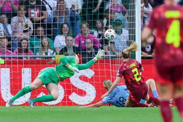 Sarai Linder Germany scores the goal with this shot to make it 3 0, UEFA Women s Nations League 2024 25 Grp A1 MD5, Germany and Netherlands, Weserstadion on 30 May 2025 in Bremen, Germany Photo by Marco Steinbrenner DeFodi Images Sarai Linder Germany scores the goal with this shot to make it 3 0, UEFA Women s Nations League 2024 25 Grp A1 MD5, Germany and Netherlands, Weserstadion, May 30, 2025 in Bremen, Germany Photo by Marco Steinbrenner DeFodi Images
