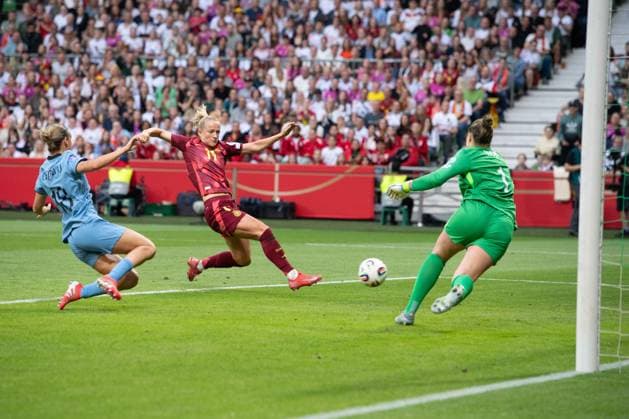 Lea SCHUELLER, Schüller GER scores the goal for 2 0 against goalkeeper Lize KOP NED UEFA Womens Nations League, matchday 5, womens international football match, Germany GER Netherlands NED on 30 05 2025 in Bremen Germany Â