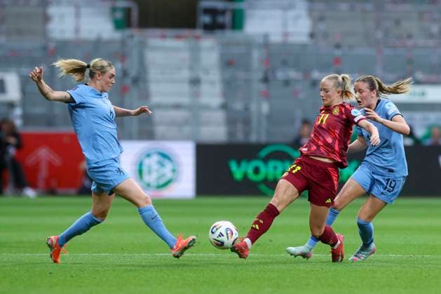 Jill Roord Netherlands , Lea Schueller Germany and Wieke Kaptein Netherlands battle for the ball, UEFA Women s Nations League 2024 25 Grp A1 MD5, Germany and Netherlands, Weserstadion, May 30, 2025 in Bremen, Germany Photo by Marco Steinbrenner DeFodi Images Jill Roord Netherlands , Lea Schueller Germany and Wieke Kaptein Netherlands battle for the ball, UEFA Women s Nations League 2024 25 Grp A1 MD5, Germany and Netherlands, Weserstadion, May 30, 2025 in Bremen, Germany Photo by Marco Steinbrenner DeFodi Images