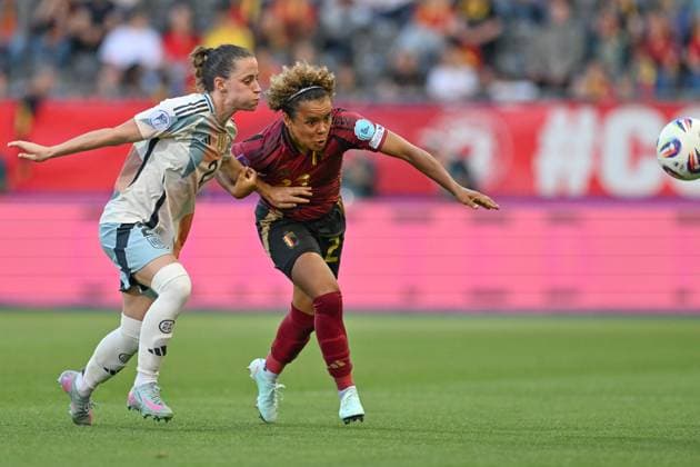 250530 BELGIUM VS SPAIN Kassandra Missipo (23) of Belgium pictured fighting for the ball with Ona Batlle (2) of Spain during a game between the national teams of Belgium, called the Red Flames and Spain on the 5th matchday in group A3 of the 2024-25 Women s Nations League competition, on Friday 30 May 2025 in Leuven , Belgium . PHOTO SPORTPIX David Catry Leuven Den Dreef Belgium  Copyright: xSportpix.bex xDavidxCatryxDavidxCatryx