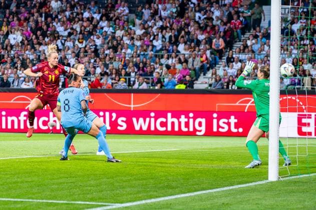 30 05 2025 Womens soccer, UEFA Womens Nations League, Germany Netherlands at the Weserstadion in Bremen Germanys Lea Schüller scores the goal to make it 4 0 Copyright: xThomasxHaeslerx