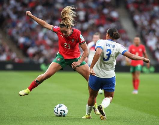 Ana Capeta of Portugal jumps out of danger as Jessica Carter of England passes the ball England v Portugal, Football, UEFA Women s Nations League, Wembley Stadium, London, UK, 30 05 25 Editorial use only  Copyright: xAnthonyxHanc Shutterstockx 15332853u
