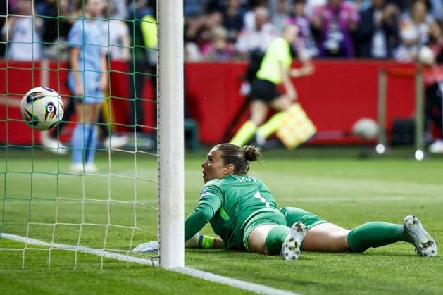 BREMEN - Holland goalkeeper Lize Kop reacts to the 4-0 during a Nations League match between Germany and the Netherlands on May 30, 2025 in Bremen, Germany. ANP VINCENT JANNINK xVIxANPxSportx xxANPxIVx 529023619 originalFilename: 529023619.jpg