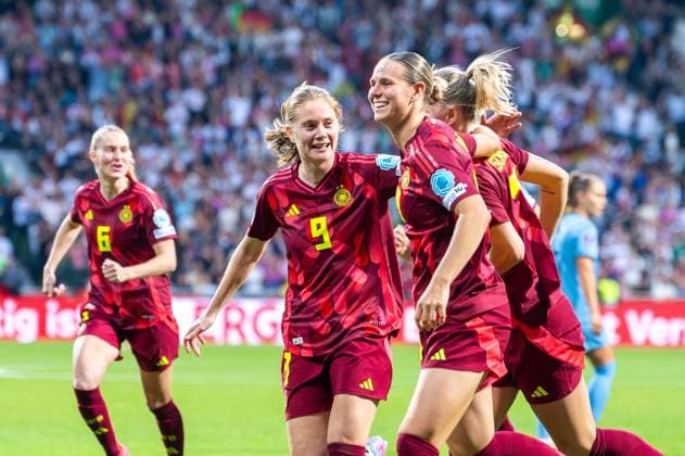 30 05 2025 Women s soccer, UEFA Women s Nations League, Germany Netherlands at the Weser Stadium in Bremen Germany s Sjoeke Nüsken l r , Germany s Klara Bühl and Germany s Lea Schüller cheer after scoring the goal to make it 4 0 Copyright: xThomasxHaeslerx