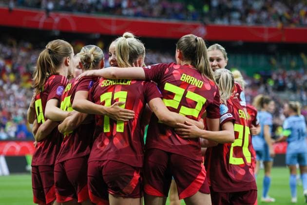 Bremen, Germany 30 May 2025 UEFA Nations League Women 2025 Germany vs Netherlands In the picture from left the third goal scorer Lea Schüller Schueller Germany scores the goal to 2 0 for Germany and cheers with her teammates Weser Stadion Niedersachen Copyright: xFotostandx xFantinix