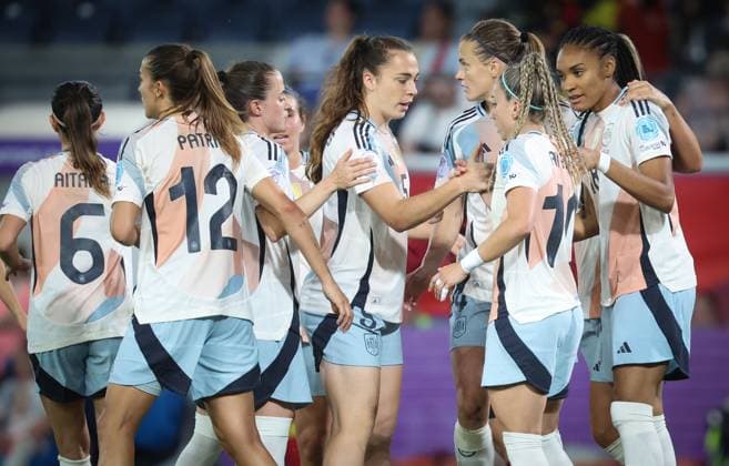 Spain s Athenea del Castillo celebrates after scoring during a soccer game between the national teams of Belgium (Red Flames) and Spain, on the fifth matchday in group A3 of the 2024-25 Women s Nations League competition, on Friday 30 May 2025 in Heverlee, Leuven. VIRGINIExLEFOUR  x125717968x