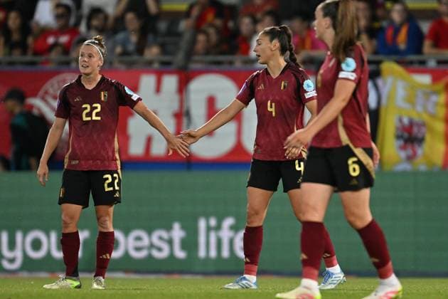 250530 BELGIUM VS SPAIN Laura Deloose (22) of Belgium and Amber Tysiak (4) of Belgium pictured during a game between the national teams of Belgium, called the Red Flames and Spain on the 5th matchday in group A3 of the 2024-25 Women s Nations League competition, on Friday 30 May 2025 in Leuven , Belgium . PHOTO SPORTPIX David Catry Leuven Den Dreef Belgium  Copyright: xSportpix.bex xDavidxCatryxDavidxCatryx