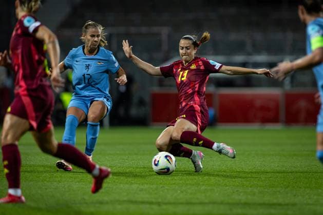 UWNL Germany vs Netherlands 30 05 25 Victoria Pelova Nr 17, Netherlands vs Sara Däbritz Nr 13, Germany UWNL Germany vs Netherlands, Weserstadion on 30 05 25 Copyright: xBEAUTIFULxSPORTS MarioxM.xKobergx