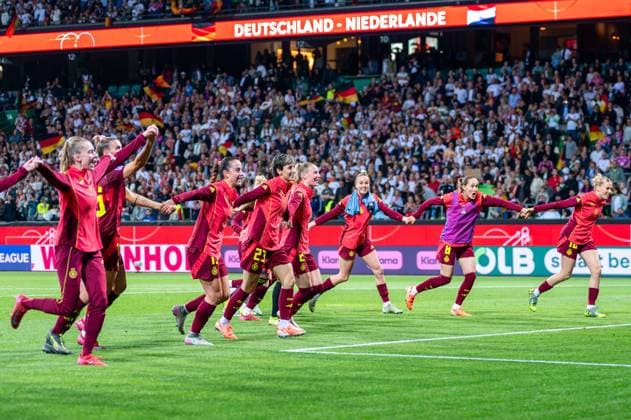 30 05 2025 Womens soccer, UEFA Womens Nations League, Germany Netherlands at the Weser Stadium in Bremen The German players cheer with their fans after the final whistle Copyright: xThomasxHaeslerx