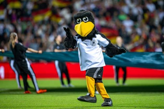 30 05 2025 Womens soccer, UEFA Womens Nations League, Germany Netherlands at the Weser Stadium in Bremen Mascot Paule runs across the pitch Copyright: xThomasxHaeslerx