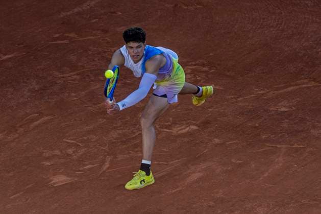 2025 French Open - Day Six Ben Shelton returns the ball against Matteo Gigante at the Roland Garros Grand Slam Tournament in Paris, France, on May 30, 2025. Paris France  Copyright: xRobertxSzaniszlox originalFilename:szaniszlo-notitle250530_npY64.jpg