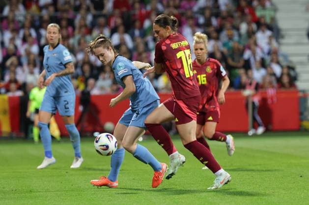 GER, xFSx , Bremen , Womens Nations League , in Bremen Weserstadion 30 05 2025 , f l Veerle Buurman Netherlands ,4 in duel with Giovanna Hoffmann Germany ,18 Copyright: HMBxMedia FernandoxSoares