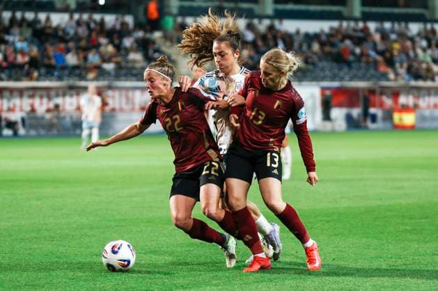 Womens Nations League Belgium Spain Lions, The King Power At Den Dreef Stadium on 30 05 2025 Laura Deloose Belgium, 22 and Elena Dhont Belgium, 13 in a duel with Lucía Corrales Spain, 5 Womens Nations League Belgium Spain Lions, The King Power At Den Dreef Stadium on 30 05 2025 Copyright: xBEAUTIFULxSPORTS Freisenx