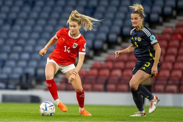 Scotland Women v Austria Women UEFA Women s Nations League 30 05 2025. Group A Marie Höbinger of The Austrian Women s national team, Nationalteam gets away from Sophie Howard of The Scotland Women s National Team during the UEFA Women s Nations League, Scotland vs Austria, The National Stadium, Hampden Park, Glasgow, 30 05 2025 Hampden Park The National Stadium Glasgow United Kingdom Editorial use only , Copyright: xColinxPoultneyx PSI-22199-0115