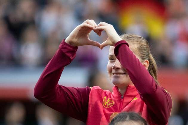 GER, Bremen, Soccer, Womens Soccer, UEFA Womens Nations League, Matchday 5, Germany vs Netherlands in picture v l Sjoeke Nuesken GER 09 , showing heart symbol towards tribune 30 05 2025, Weserstadion Bremen UEFA REGULATIONS PROHIBIT ANY USE OF PHOTOGRAPHS AS IMAGE SEQUENCES AND OR QUASI VIDEO, Copyright: HMBxMedia PaulxFritz