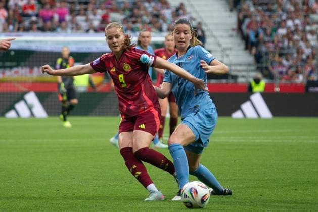 GER, Bremen, Soccer, Womens Soccer, UEFA Womens Nations League, Matchday 5, Germany vs. Netherlands in picture v l Sjoeke Nuesken GER 09 , Damaris Egurrola NED 21 , Duel 30 05 2025, Weserstadion Bremen UEFA REGULATIONS PROHIBIT ANY USE OF PHOTOGRAPHS AS IMAGE SEQUENCES AND OR QUASI VIDEO, Copyright: HMBxMedia PaulxFritz